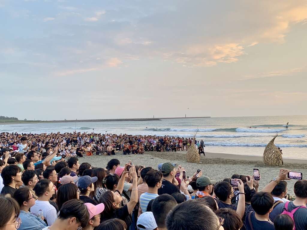 游客在渔光岛用相机捕捉精彩表演瞬间