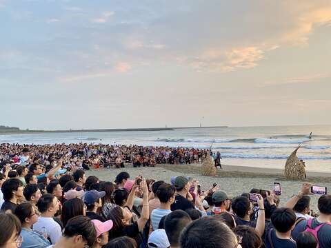 游客在渔光岛用相机捕捉精彩表演瞬间