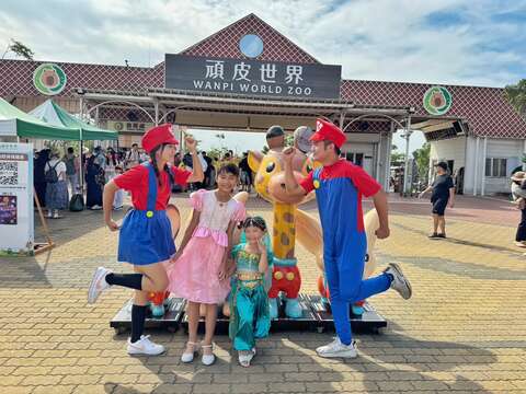 亲子在顽皮世界精心装扮