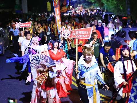 关子岭风景区游客一起参与游行