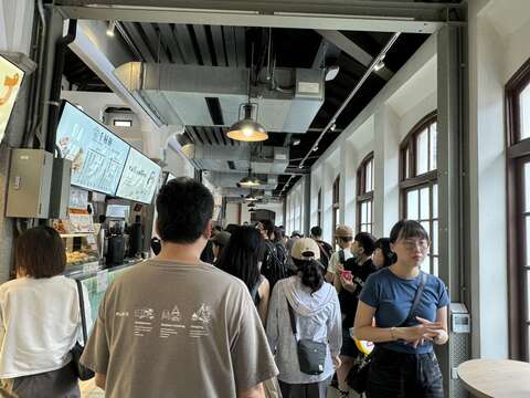 西市场逛街人潮