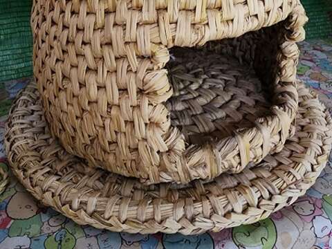 张淑娥自己构思设计的草编猫屋,舒适透气。(郑佩雯拍摄)