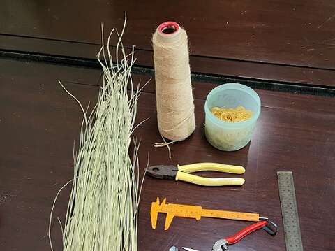 张淑娥只靠简单工具就能编出各种稻草艺术品。(郑佩雯拍摄)