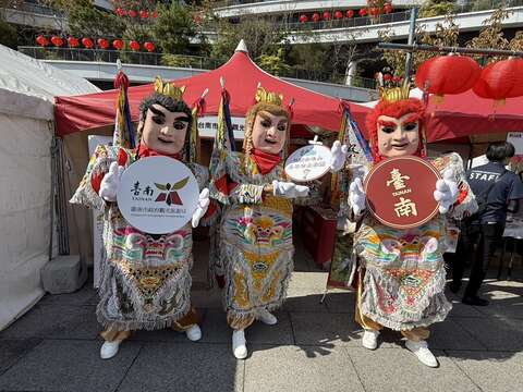 三太子特来展摊加持协助宣传台南。