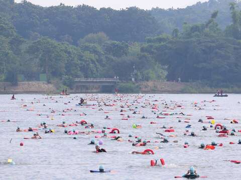 泳渡虎头埤民众参与盛况
