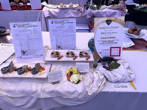 香格里拉台南远东国际饭店主厨郑智友得奖作品-裂纹凤梨台湾鲷鱼卷佐白酒奶油、秋季鲜蔬台湾鲷鱼冻配关庙凤梨莎莎酱。(郑智友提供)