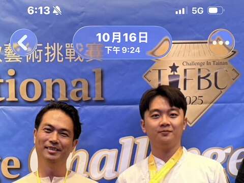 四叶国际餐旅集团主厨林柄宪荣获餐酒料理类-台南台湾鲷组金牌奖,与集团董事长胡竣甯合影。(林柄宪提供)