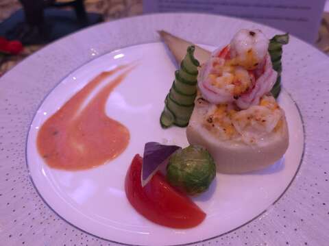 飨麻飨辣主厨郑承熹得奖作品-玉笋焗白虾。(郑承熹提供)