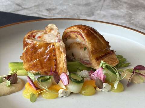 微醺餐酒馆主厨邱丁修得奖作品-威灵顿台湾鲷佐台啤鲜蚵奶油酱。(邱丁修提供)