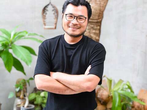 杨士毅是说故事的人，他将成长过程与生活经历化为创作养分，透过艺术带给大家幸福。（张耘书拍摄）