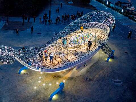 象徵台湾这座岛屿的大鱼，不分你我地承载每个人，航向世界，也提醒大家包容与爱的精神。（杨士毅提供）