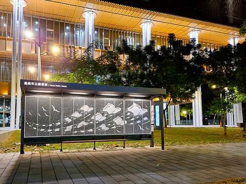 杨士毅结合在地文化与意象，为台南设计多座公车候车亭。（张耘书拍摄）