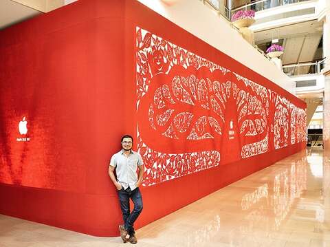 因为理念相近，Apple_Store邀请杨士毅创作「有闲来坐」，长达75公尺，全世界最长的剪纸作品，代表着相聚的力量，让相聚的每个人能走到更远的地方。（杨士毅提供）