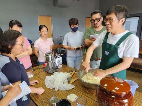 擅长阿美族制麴和酿造工法的丮硠‧玛那(着围裙者)。（丮硠‧玛那提供）