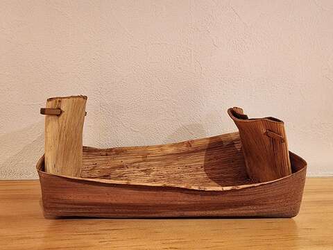 丮硠‧玛那也长於阿美族传统食器制作及竹编。图为他用槟榔叶鞘编成的天然餐具（Paru），放入水和烧红的石头，再加进海产、野菜，就是鲜甜美味的石头火锅。（郑佩雯拍摄）