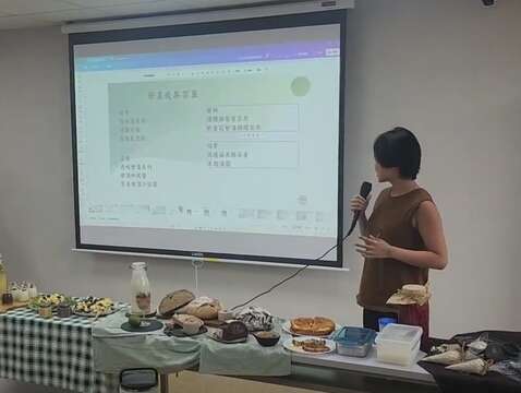 丮硠‧玛那在课程结束时，会请学员展示创意料理作品，分享学习成果，同时反思讨论如何将原住民饮食文化融入现代餐饮。（丮硠‧玛那提供影片、郑佩雯截取照片）