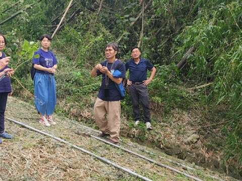 丮硠‧玛那带领学生走进山林，认识本土植物不同的香气与特性。（丮硠‧玛那提供）