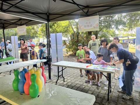 小朋友挑战水水保龄球活动关卡