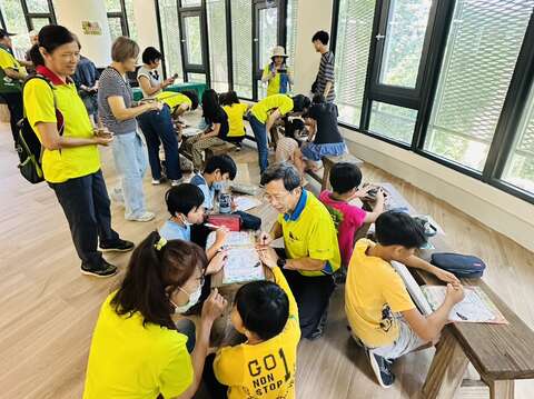 透过环教闯关活动引导学童以趣味方式学习昆虫特徵、生态行为与栖地保育知识