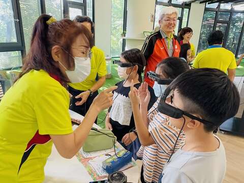 口埤国小师生体验「智慧眼镜导览服务」