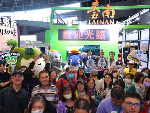 2025大台南国际旅展台南馆开幕-长官与民众合影