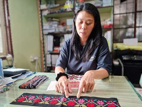 陈怡君在吉贝耍部落学堂工作，也致力复振西拉雅族文化。（张耘书拍摄）