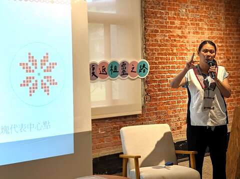 八瓣花是许多原住民族共有的绣纹，陈怡君透过八瓣花分享台湾十字绣的历史。（陈怡君）