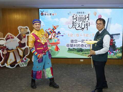 市长与表演者合照