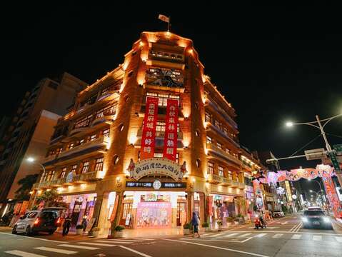 迎接2025府城摩登大游行,林百货外墙特别挂上庆祝标语