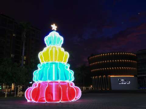 新营文化中心的圣诞树则以缤纷云朵作为飞行船意象,象徵希望的航行