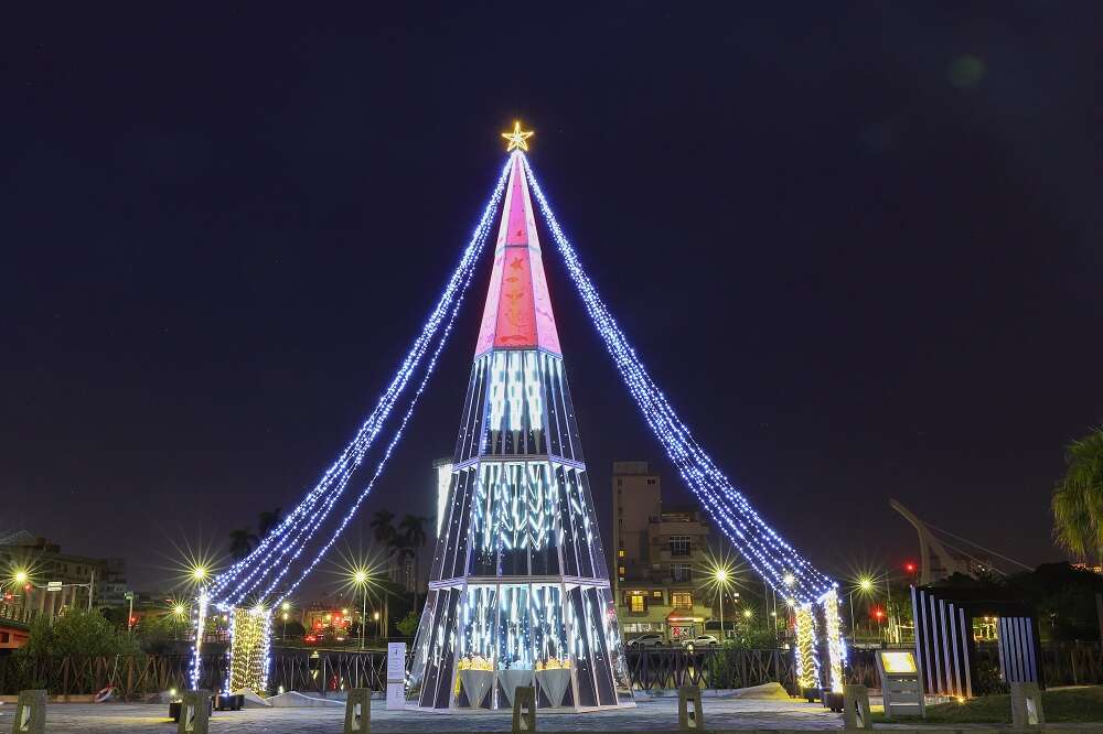 河乐灯区的圣诞树以镜面压克力与多面几何结构打造