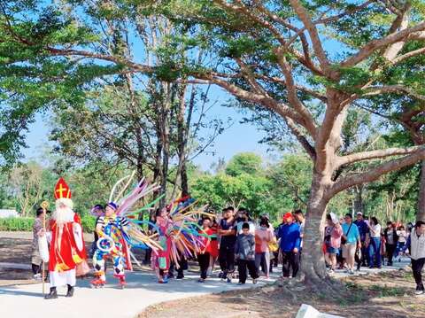 圣尼古拉斯游行吸引许多民众参与