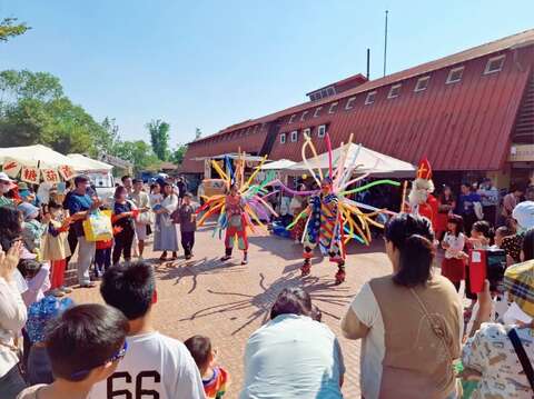 荷兰村魔法节表演者与民众互动热烈