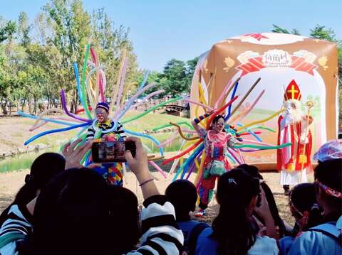 荷兰村魔法节现场爆满人潮