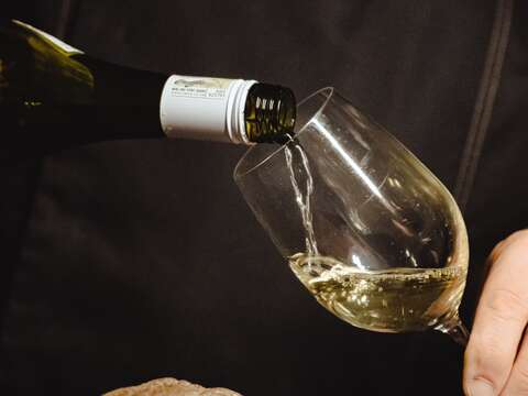 活动现场提供法国葡萄酒搭配佐酒点心，呈现优雅细致的品饮体验。