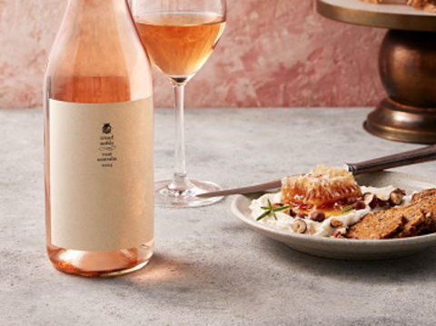 澳洲葡萄酒於展区展示，呈现南半球独有的风土特色与酒款风味。