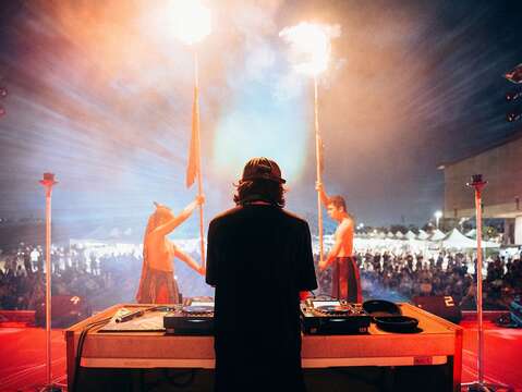 44唱片行带来DJ音乐派对，以流动节奏与迷人音场打造微醺而愉悦的氛围。