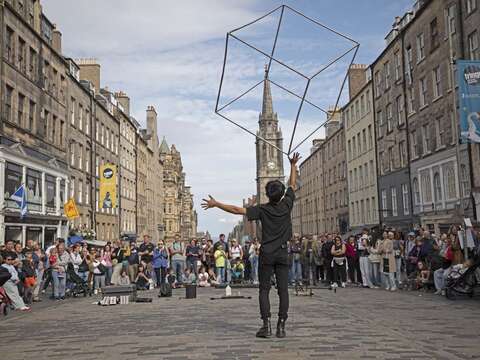 街头艺人於活动期间进行演出，为场域带来活力与节庆气息。