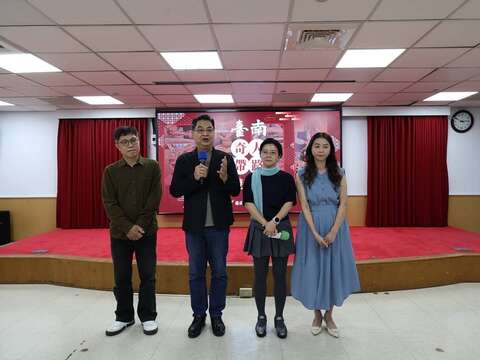 撰稿人张耘书及郑佩雯老师,与奇人代表陈启村及丮硠‧玛那老师分享