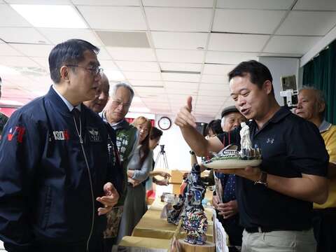 市长巡礼奇人展示作品,与奇人互动