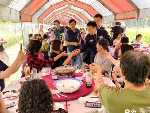 市长与现场民众互动