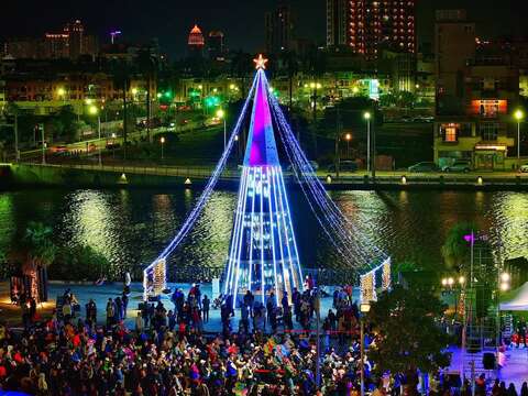 运河河乐灯区主题圣诞树