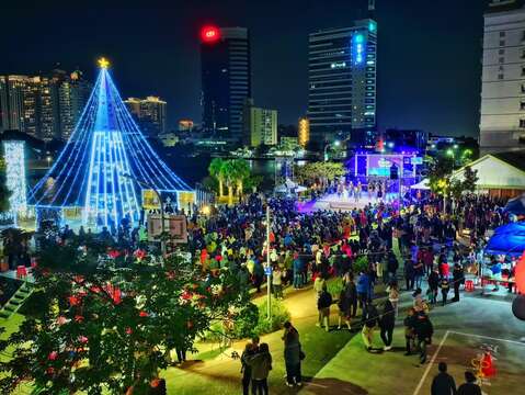 运河河乐灯区人潮众多