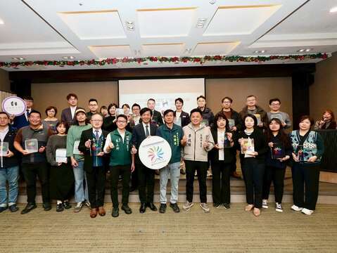 通过首届性别友善旅宿认证业者合照