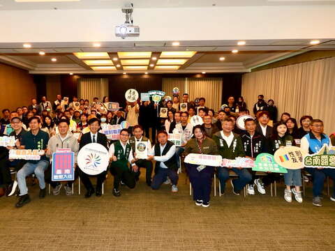 台南市性别友善旅宿认证暨民宿经营公约标章、露营场标示牌颁证记者会全体合照