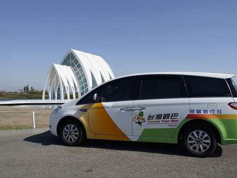 四人以上即可预约「台湾观巴」,享有专人专车的深度导览服务。