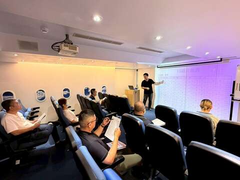 办理外语友善计程车教育训练,共同建构友善的旅游环境。