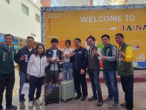 黄伟哲市长迎接首批旅客