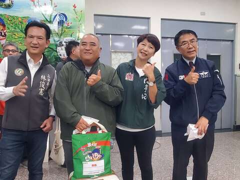 市府特别准备了首航纪念小物赠予旅客，让旅客感受到台南的热情与友善