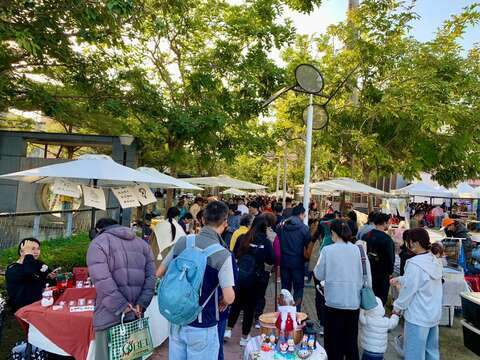 圣诞甜蜜市集人潮踊跃